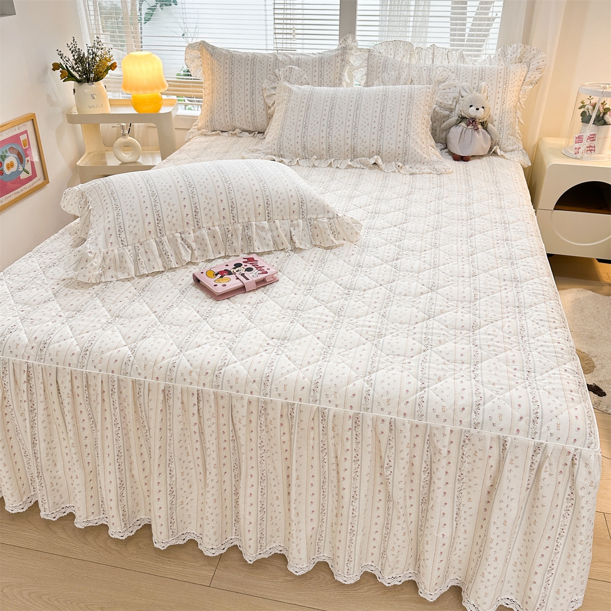 91家纺网 家纺一手货源 找家纺 忘忧草 2026春夏新款全棉纯棉夹棉印花床裙床裙单件 蔷薇花影