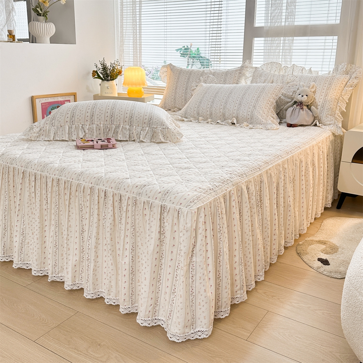 91家纺网 家纺一手货源 找家纺 忘忧草 2026春夏新款全棉纯棉夹棉印花床裙床裙单件 蔷薇花影