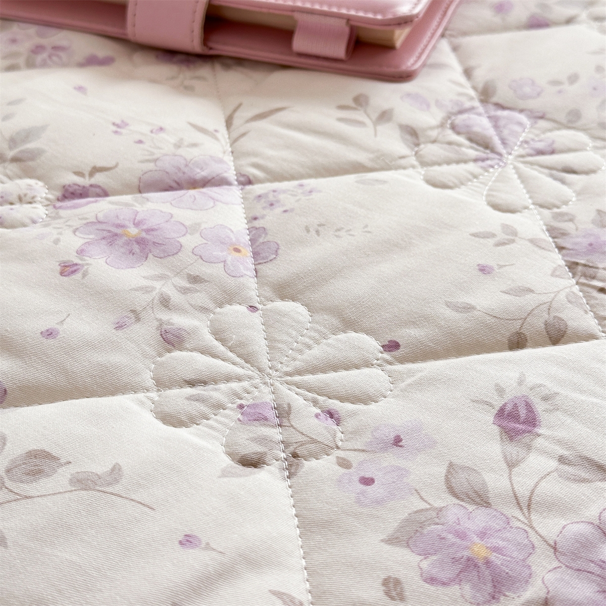 91家纺网 家纺一手货源 找家纺 忘忧草 2026春夏新款全棉纯棉夹棉印花床裙床裙单件 苏林-紫