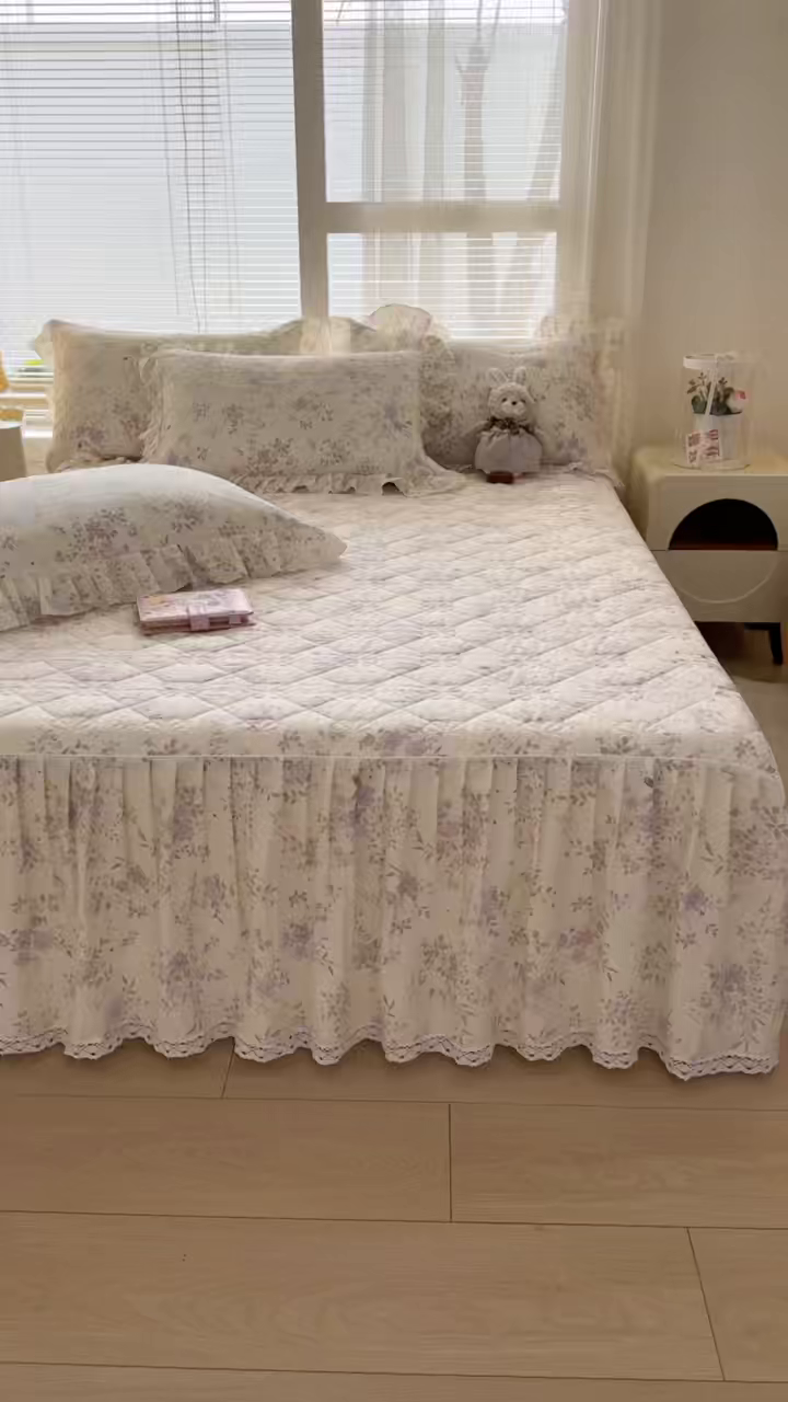 91家纺网 家纺一手货源 找家纺 忘忧草 2026春夏新款全棉纯棉夹棉印花床裙床裙单件 苏林-紫