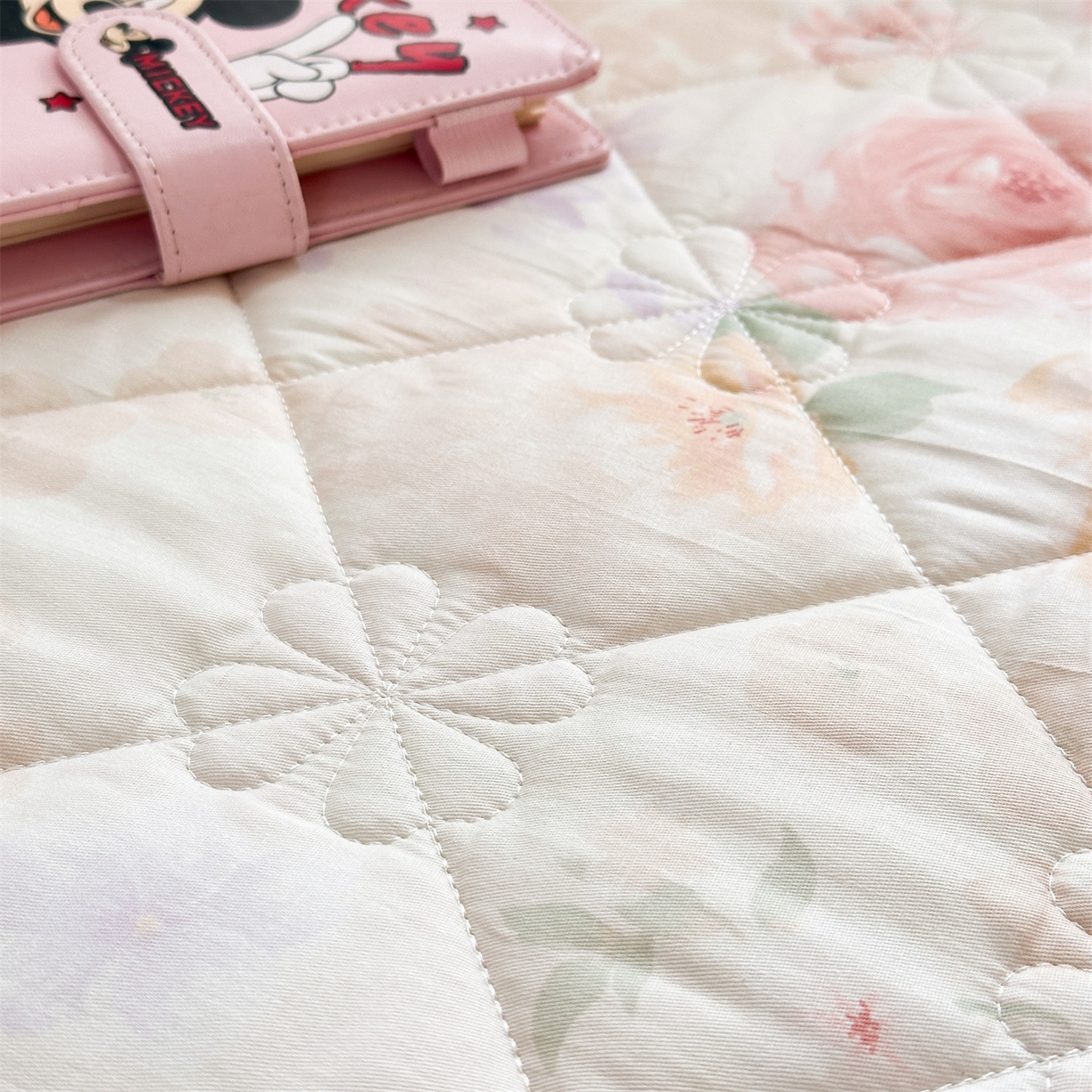 91家纺网 家纺一手货源 找家纺 忘忧草 2026春夏新款全棉纯棉夹棉印花床裙床裙单件 雾飞花