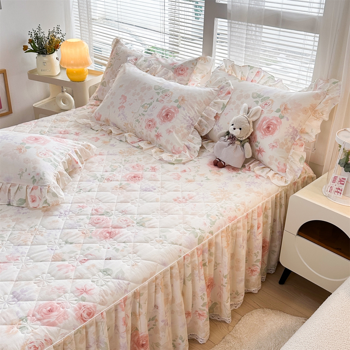 91家纺网 家纺一手货源 找家纺 忘忧草 2026春夏新款全棉纯棉夹棉印花床裙床裙单件 雾飞花