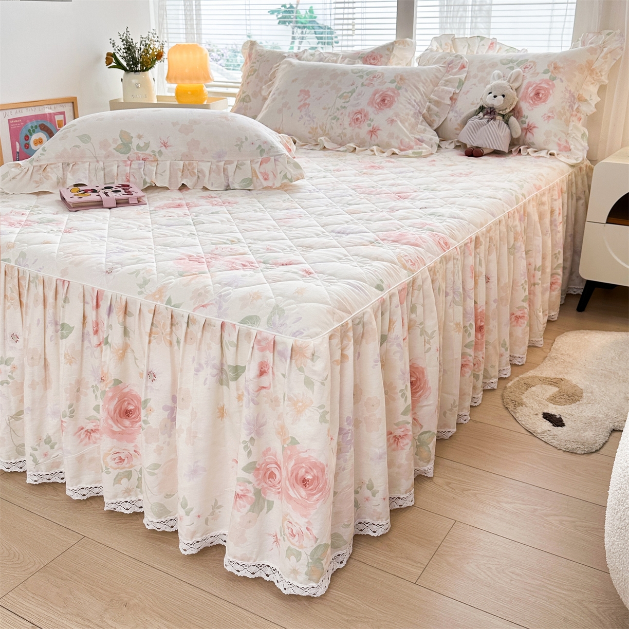 91家纺网 家纺一手货源 找家纺 忘忧草 2026春夏新款全棉纯棉夹棉印花床裙床裙单件 雾飞花