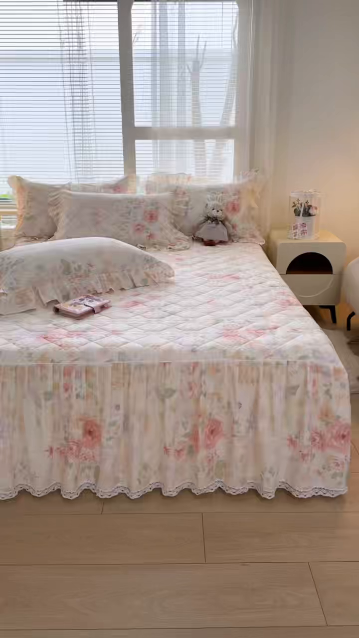 91家纺网 家纺一手货源 找家纺 忘忧草 2026春夏新款全棉纯棉夹棉印花床裙床裙单件 雾飞花