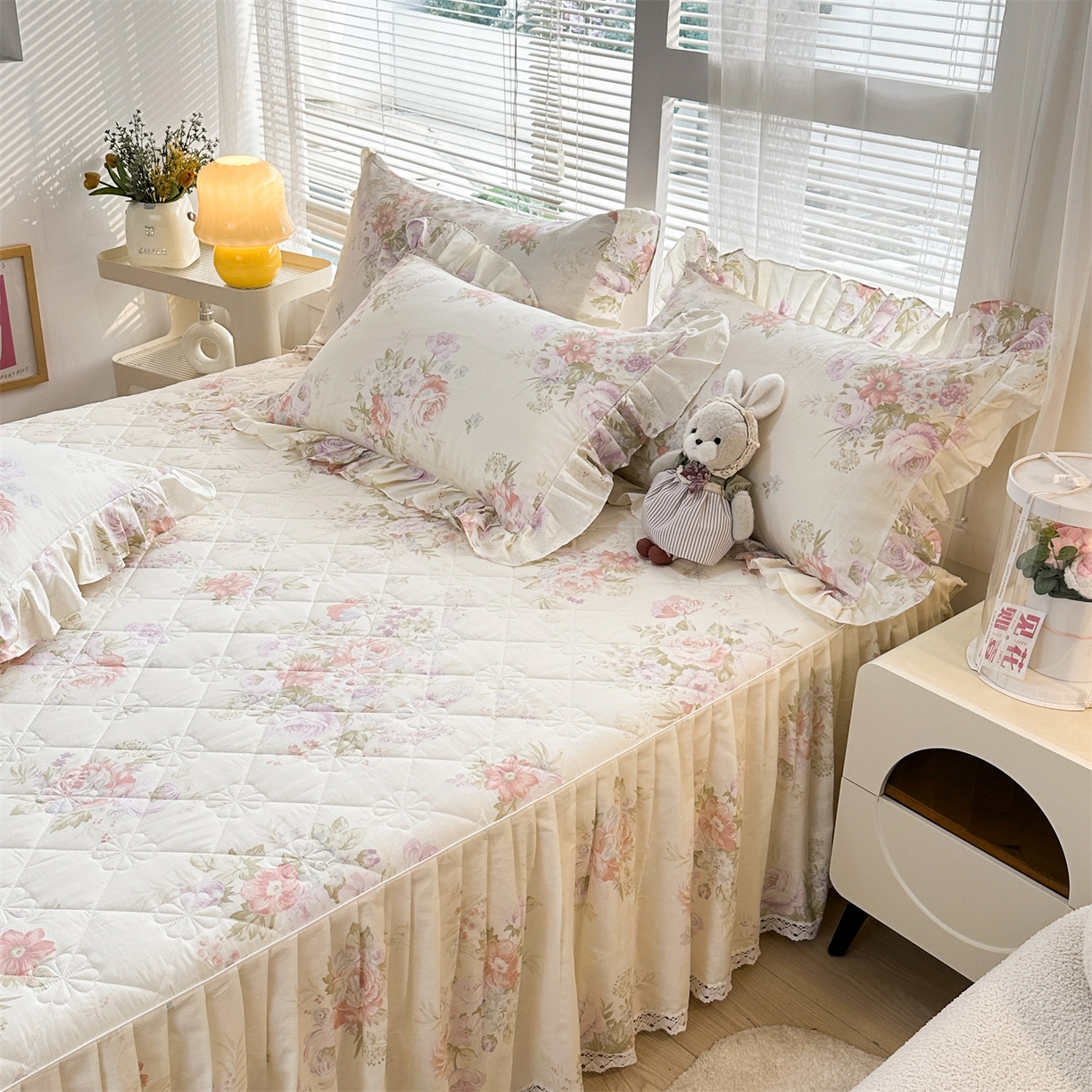 91家纺网 家纺一手货源 找家纺 忘忧草 2026春夏新款全棉纯棉夹棉印花床裙床裙单件 烟笼蔷薇