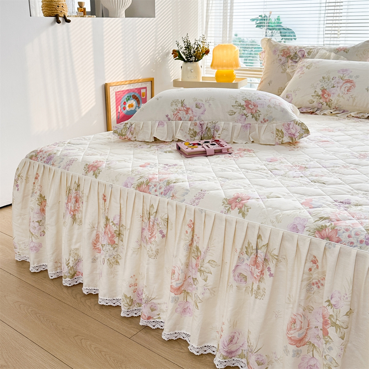 91家纺网 家纺一手货源 找家纺 忘忧草 2026春夏新款全棉纯棉夹棉印花床裙床裙单件 烟笼蔷薇