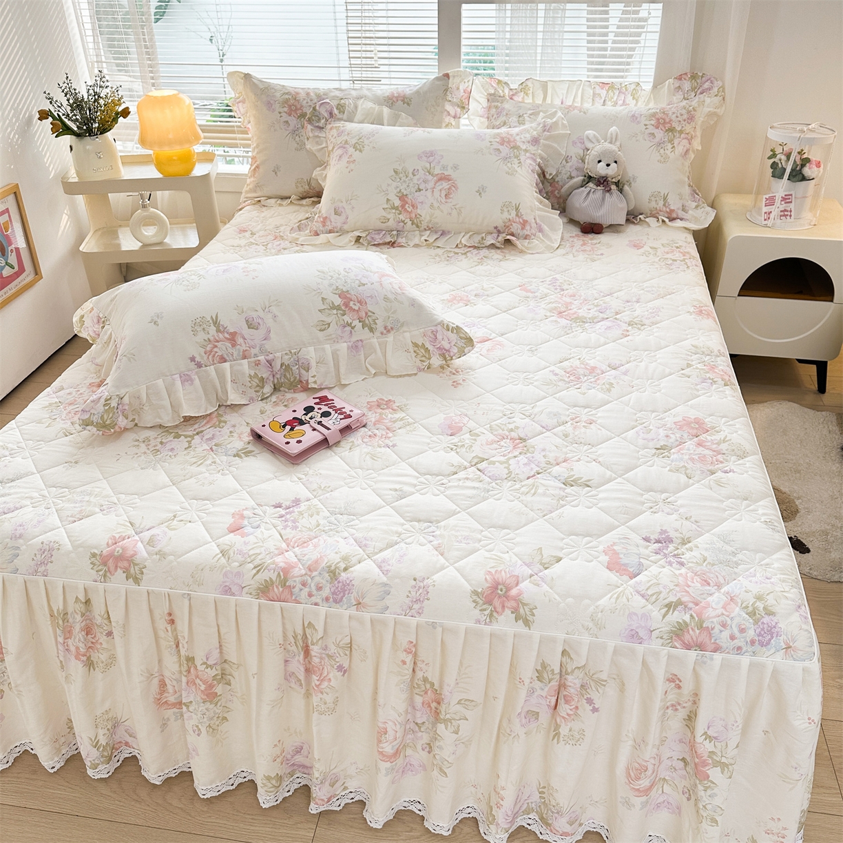 91家纺网 家纺一手货源 找家纺 忘忧草 2026春夏新款全棉纯棉夹棉印花床裙床裙单件 烟笼蔷薇