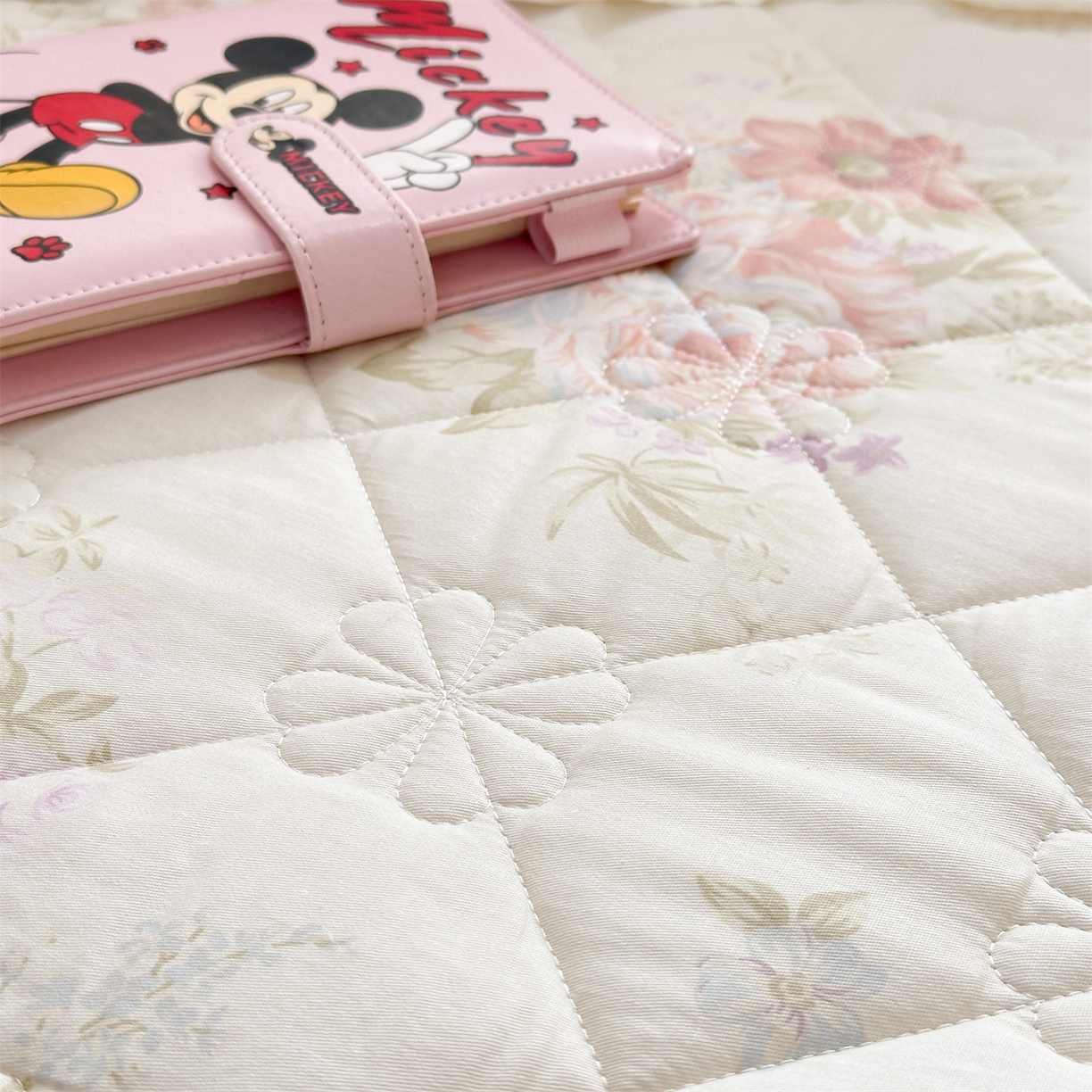 91家纺网 家纺一手货源 找家纺 忘忧草 2026春夏新款全棉纯棉夹棉印花床裙床裙单件 烟笼蔷薇