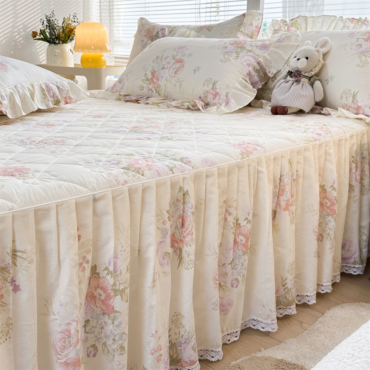 91家纺网 家纺一手货源 找家纺 忘忧草 2026春夏新款全棉纯棉夹棉印花床裙床裙单件 烟笼蔷薇