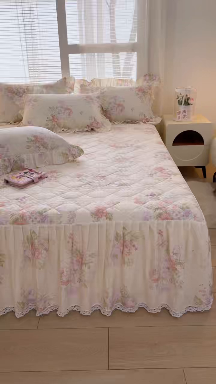 91家纺网 家纺一手货源 找家纺 忘忧草 2026春夏新款全棉纯棉夹棉印花床裙床裙单件 烟笼蔷薇