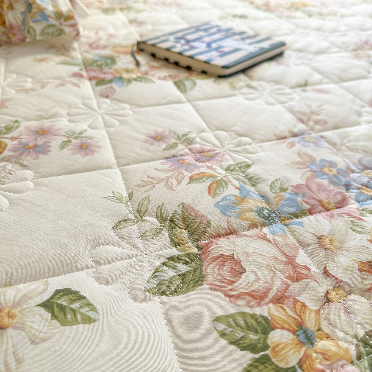 91家纺网 家纺一手货源 找家纺 忘忧草 2026春夏新款全棉纯棉夹棉印花床裙床裙单件 花颜悦色