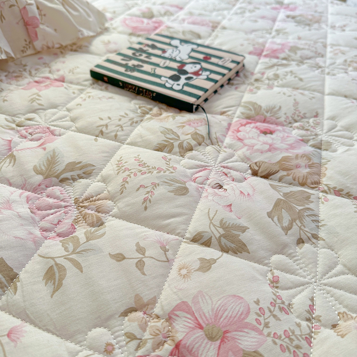 91家纺网 家纺一手货源 找家纺 忘忧草 2026春夏新款全棉纯棉夹棉印花床裙床裙单件 华庭庄园-米