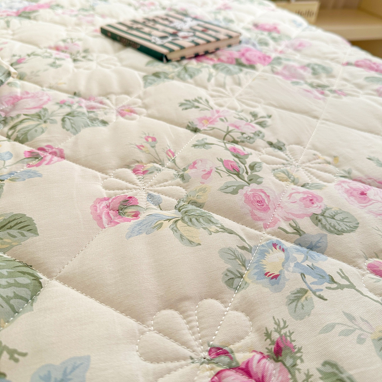 91家纺网 家纺一手货源 找家纺 忘忧草 2026春夏新款全棉纯棉夹棉印花床裙床裙单件 可妮露