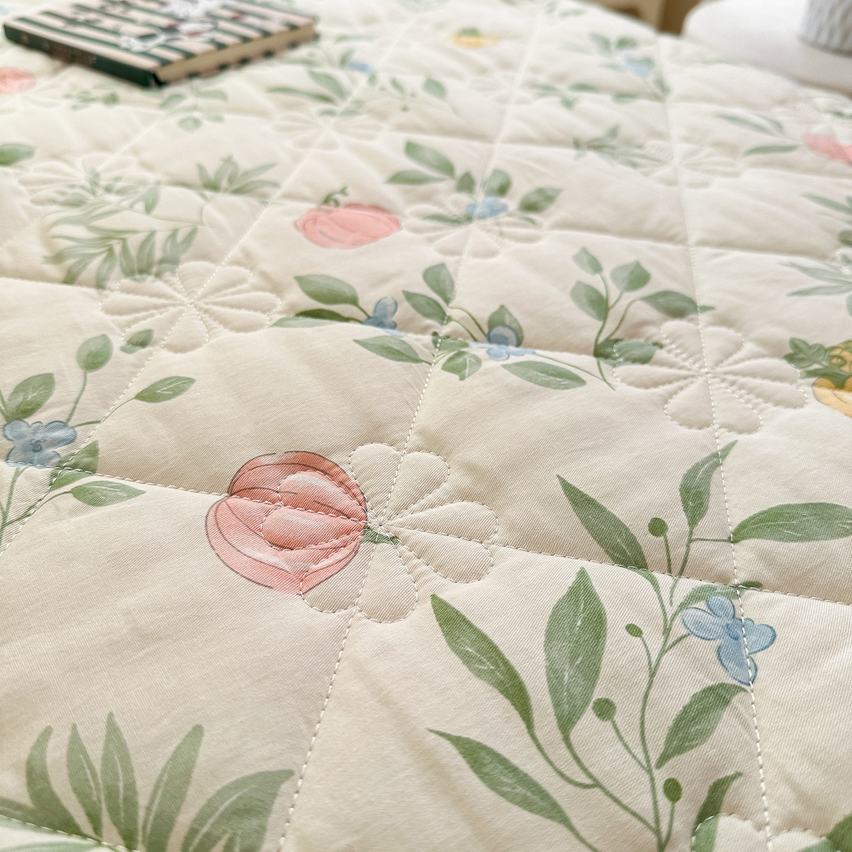 91家纺网 家纺一手货源 找家纺 忘忧草 2026春夏新款全棉纯棉夹棉印花床裙床裙单件 轻婉花语