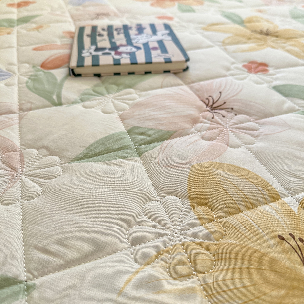 91家纺网 家纺一手货源 找家纺 忘忧草 2026春夏新款全棉纯棉夹棉印花床裙床裙单件 云裳花谷