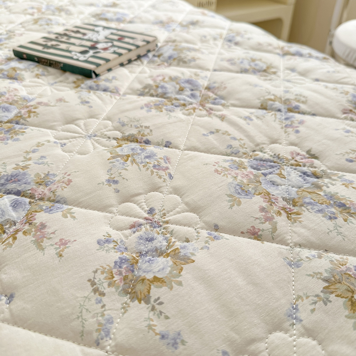 91家纺网 家纺一手货源 找家纺 忘忧草 2026春夏新款全棉纯棉夹棉印花床裙床裙单件 云溪之境