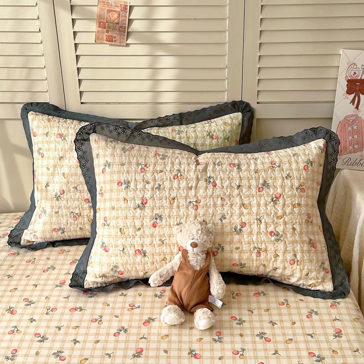 91家纺网 家纺一手货源 找家纺 百寐 2026吸汗防油全棉三层夹棉花边信封加大50*80枕套48*74/40*60枕芯 夹棉-草莓格