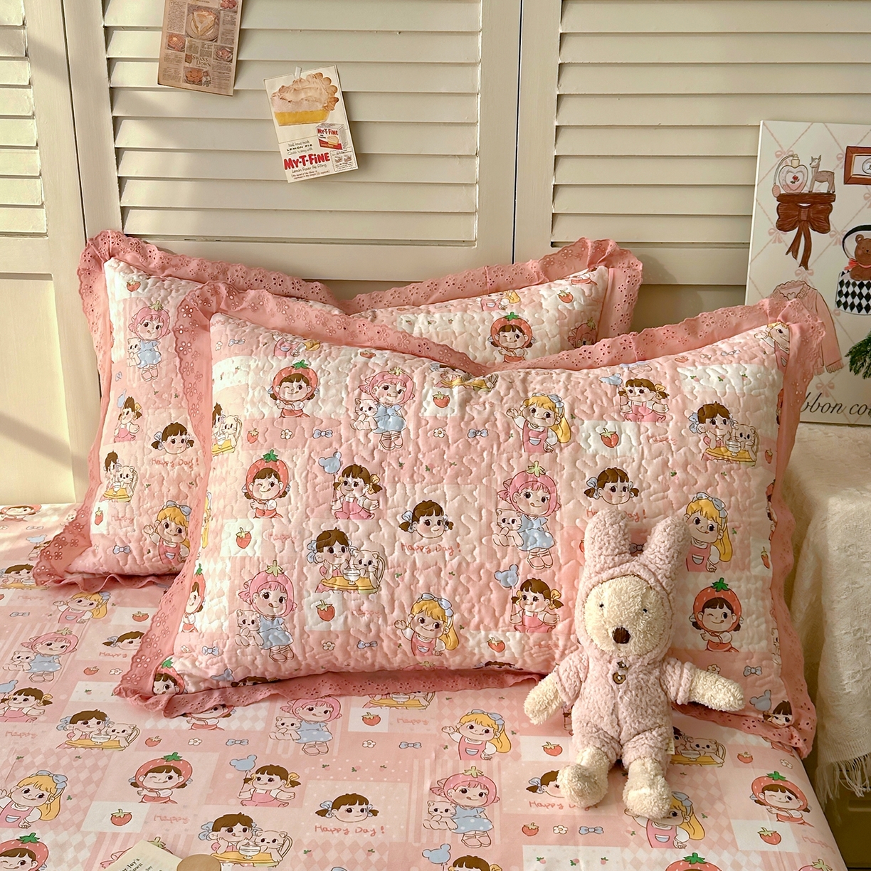 91家纺网 家纺一手货源 找家纺 百寐 2026吸汗防油全棉三层夹棉花边信封加大50*80枕套48*74/40*60枕芯 夹棉-草莓女孩