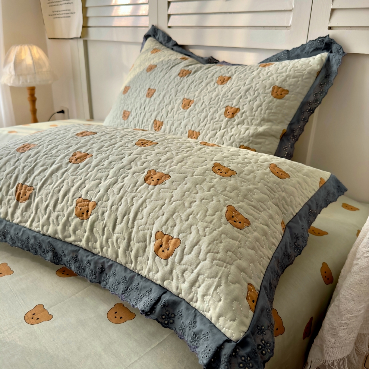 91家纺网 家纺一手货源 找家纺 百寐 2026吸汗防油全棉三层夹棉花边信封加大50*80枕套48*74/40*60枕芯 夹棉-饼干熊