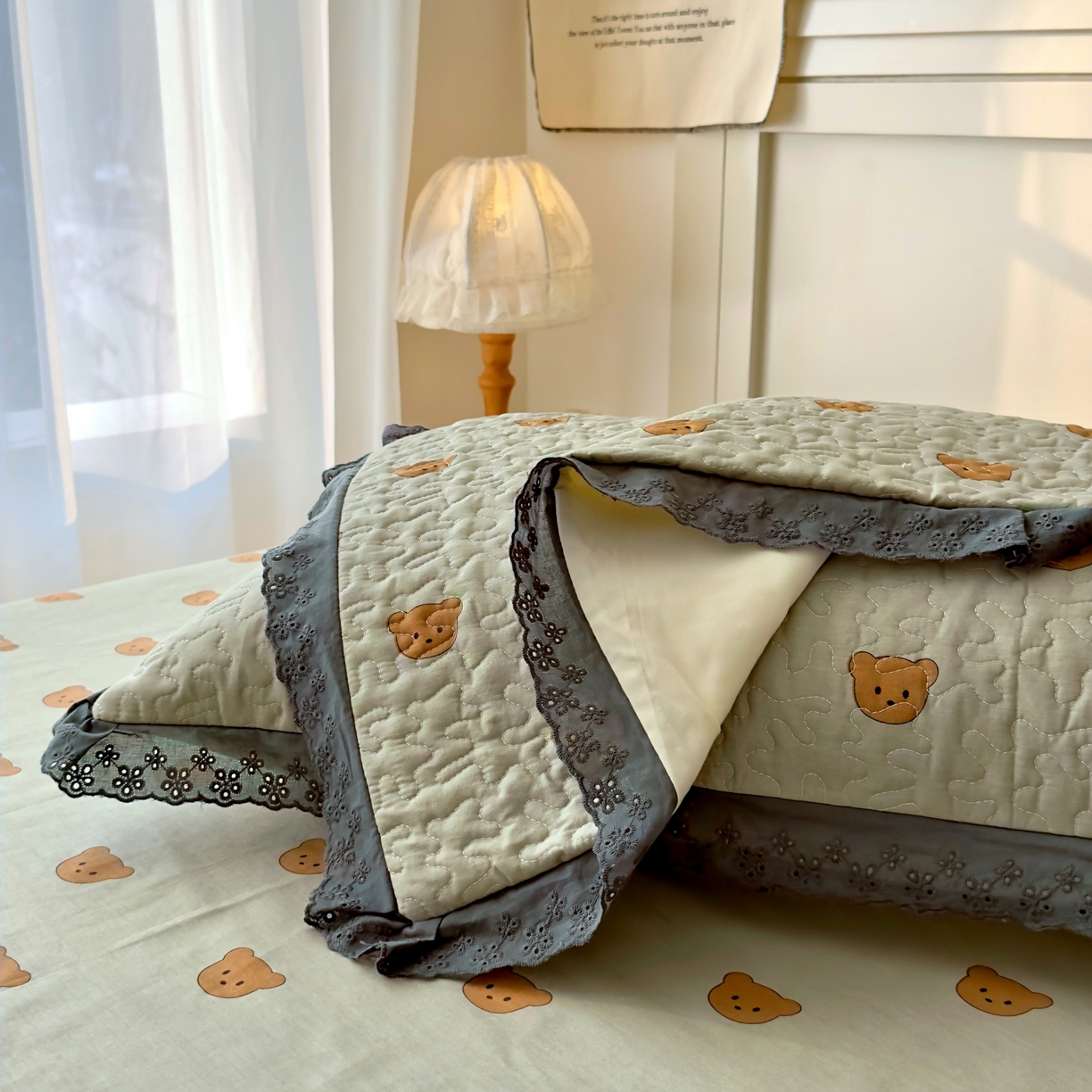 91家纺网 家纺一手货源 找家纺 百寐 2026吸汗防油全棉三层夹棉花边信封加大50*80枕套48*74/40*60枕芯 夹棉-饼干熊