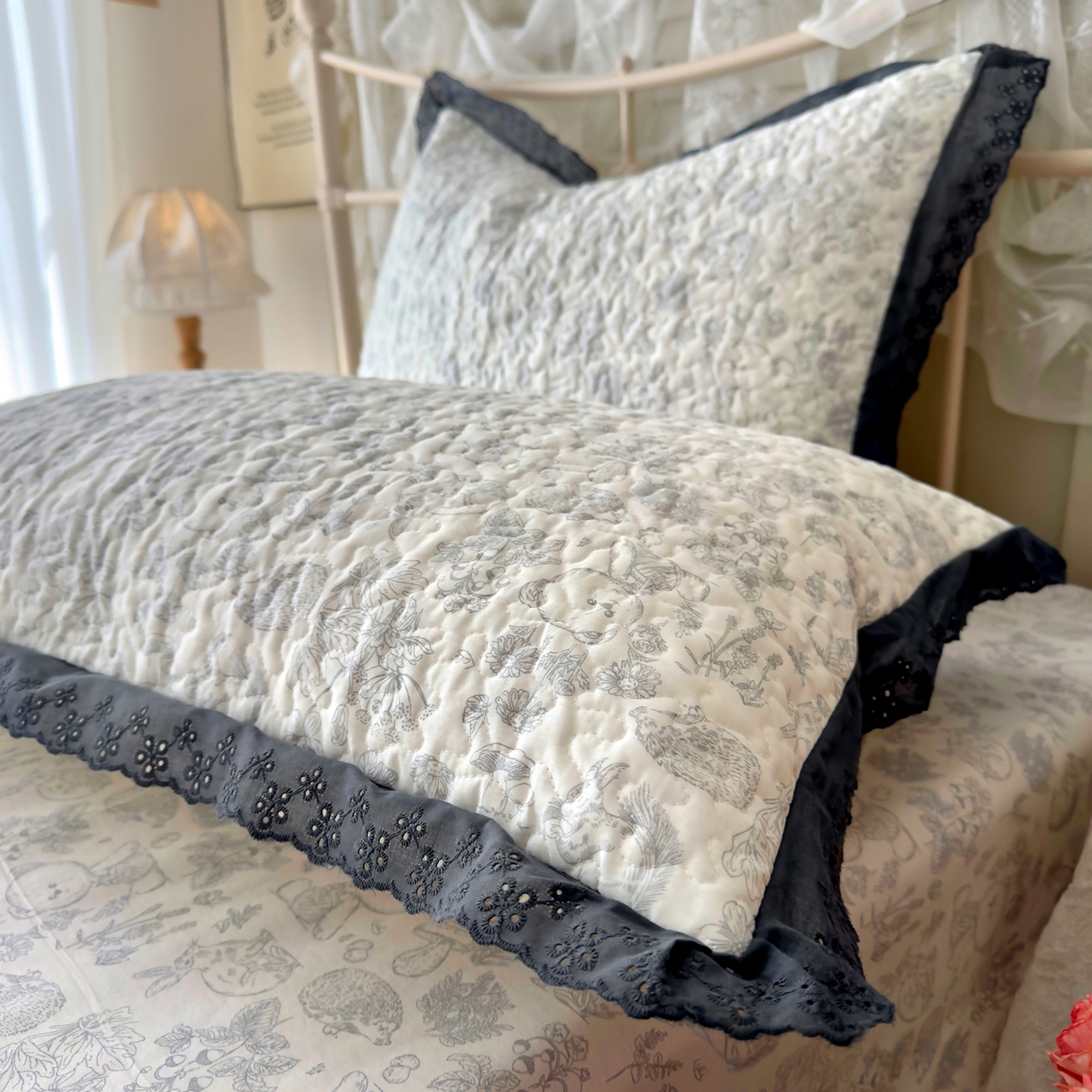 91家纺网 家纺一手货源 找家纺 百寐 2026吸汗防油全棉三层夹棉花边信封加大50*80枕套48*74/40*60枕芯 夹棉-布朗熊