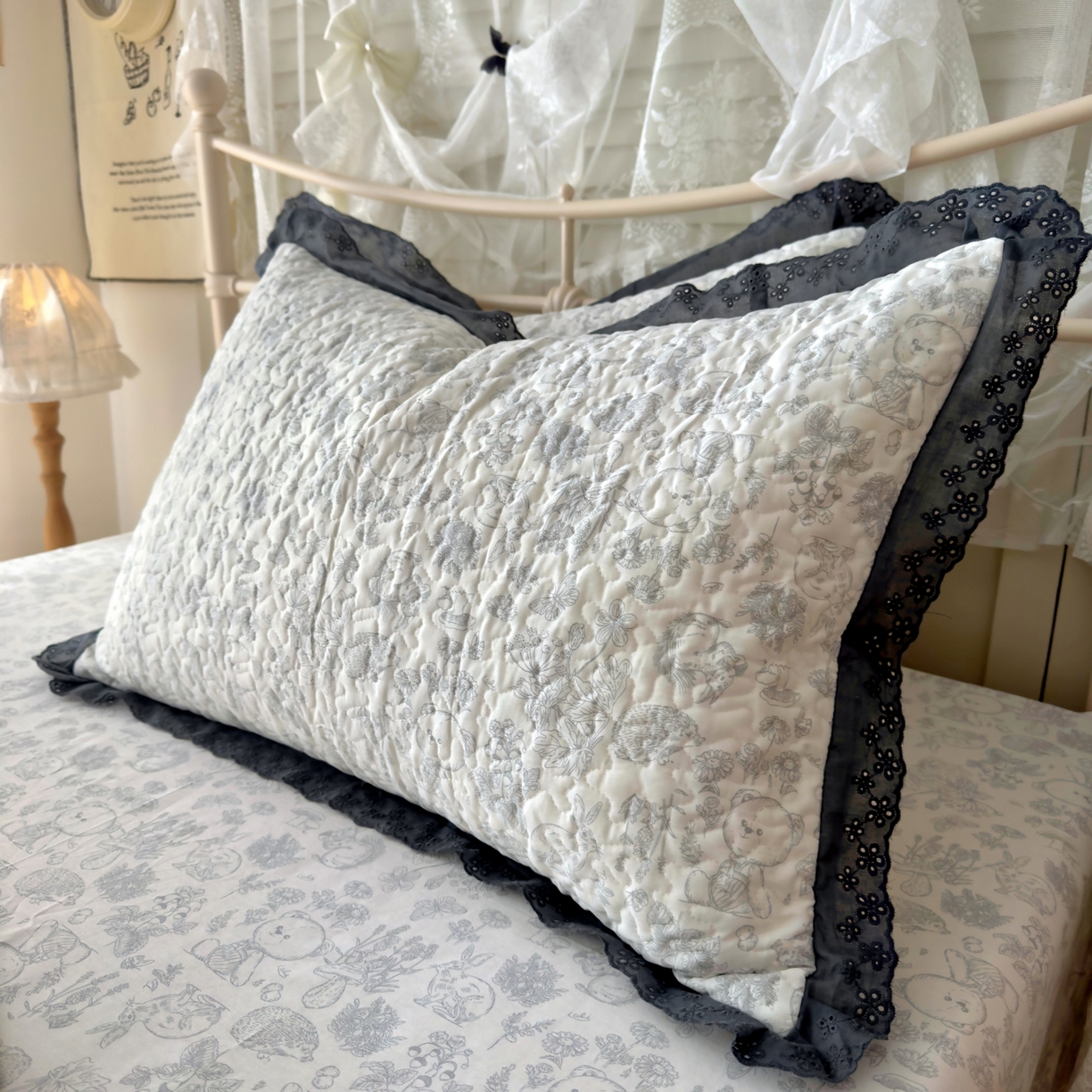 91家纺网 家纺一手货源 找家纺 百寐 2026吸汗防油全棉三层夹棉花边信封加大50*80枕套48*74/40*60枕芯 夹棉-布朗熊