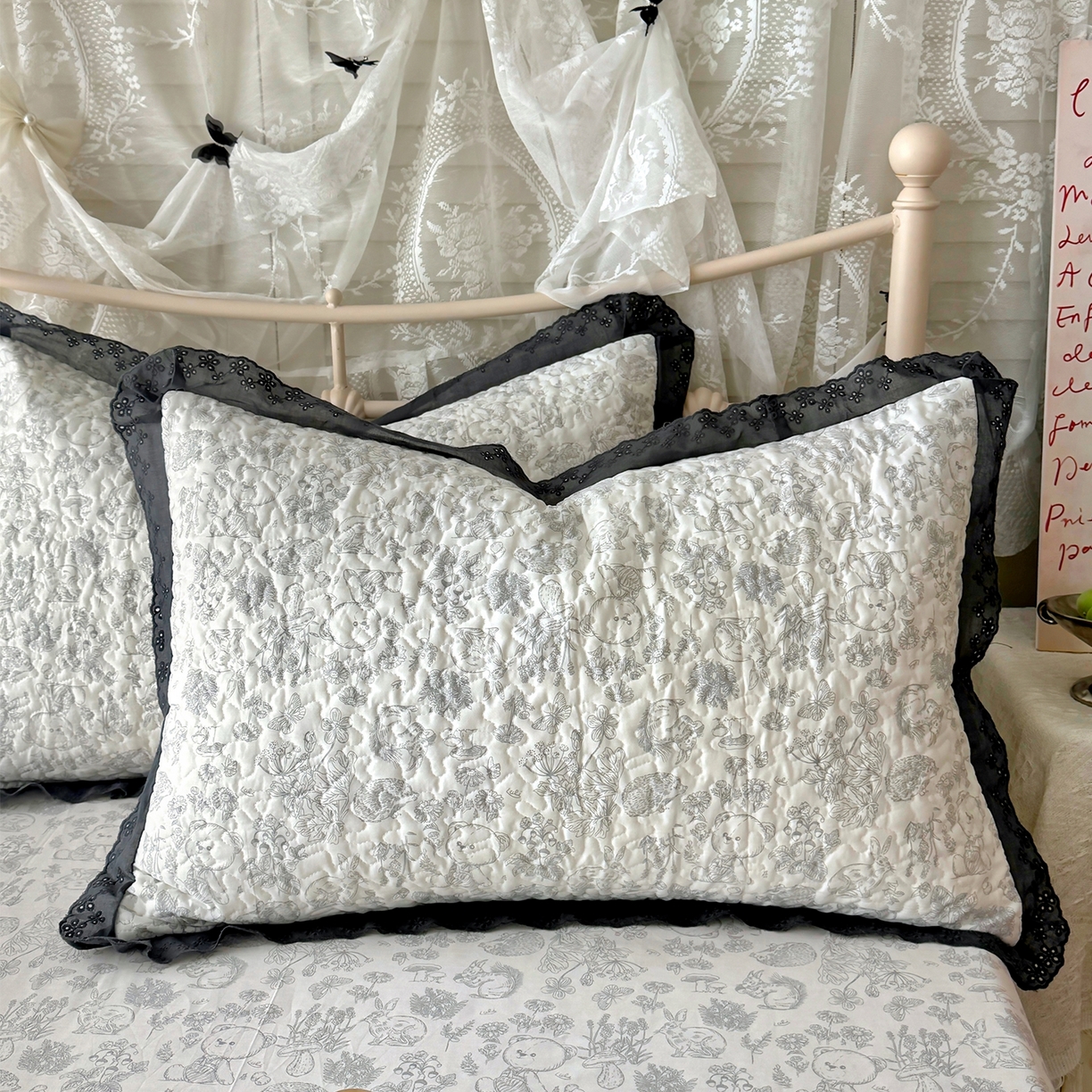 91家纺网 家纺一手货源 找家纺 百寐 2026吸汗防油全棉三层夹棉花边信封加大50*80枕套48*74/40*60枕芯 夹棉-布朗熊