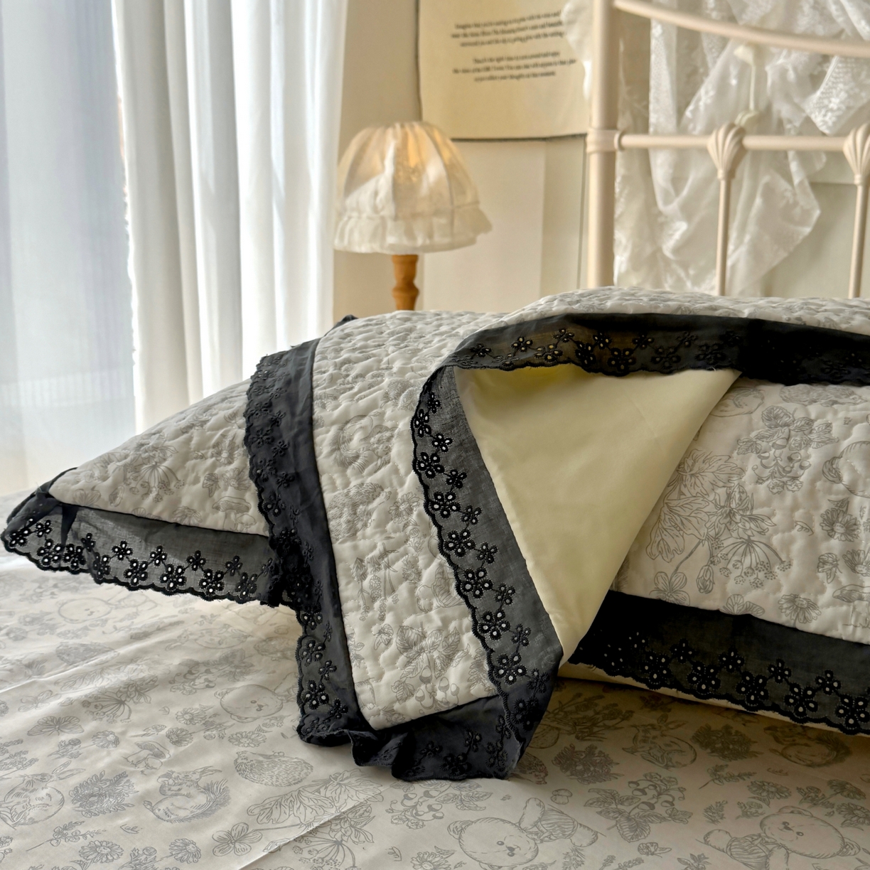 91家纺网 家纺一手货源 找家纺 百寐 2026吸汗防油全棉三层夹棉花边信封加大50*80枕套48*74/40*60枕芯 夹棉-布朗熊