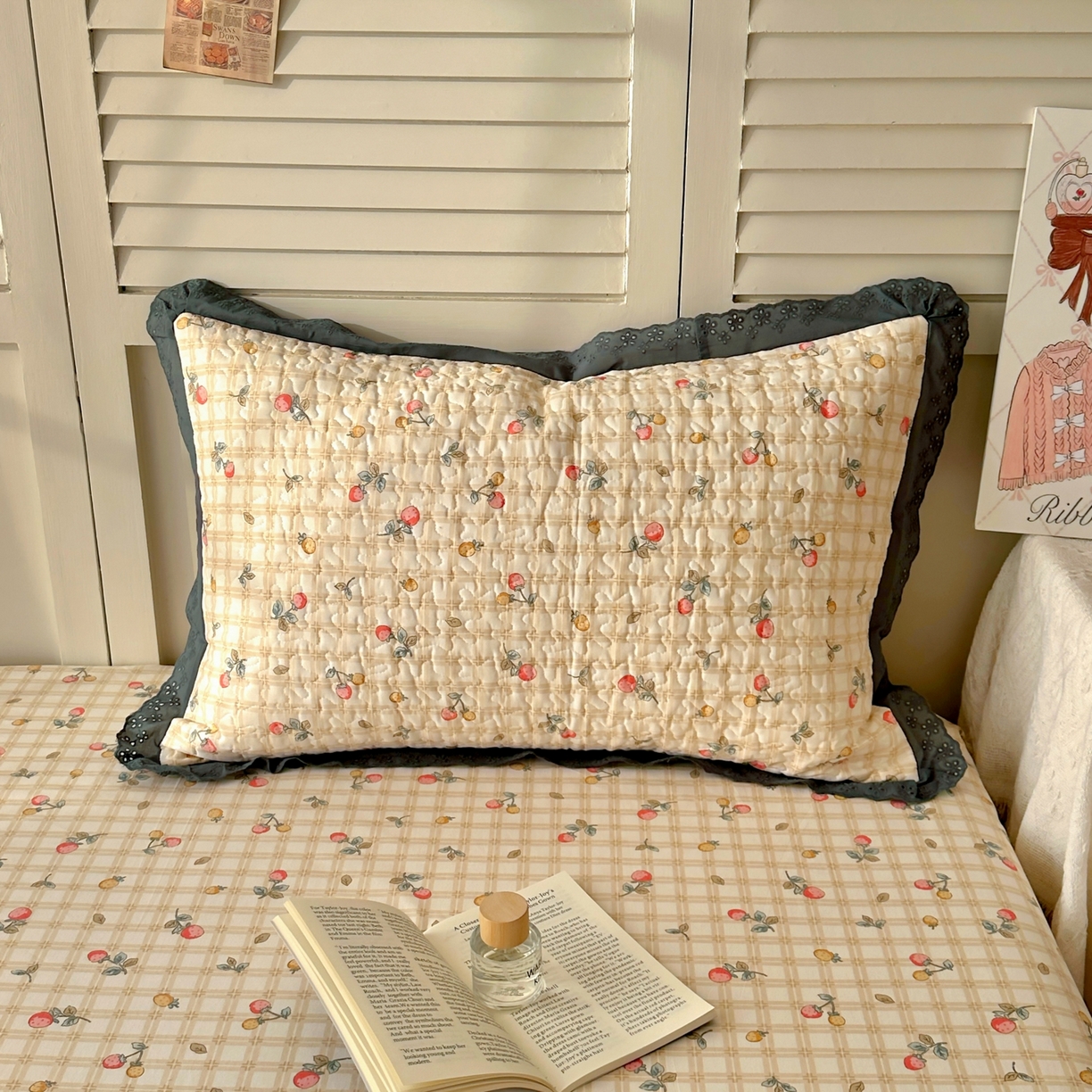 91家纺网 家纺一手货源 找家纺 百寐 2026吸汗防油全棉三层夹棉花边信封加大50*80枕套48*74/40*60枕芯 夹棉-草莓格