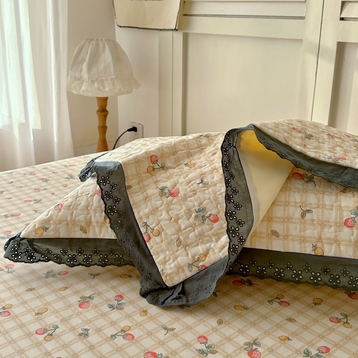 91家纺网 家纺一手货源 找家纺 百寐 2026吸汗防油全棉三层夹棉花边信封加大50*80枕套48*74/40*60枕芯 夹棉-草莓格