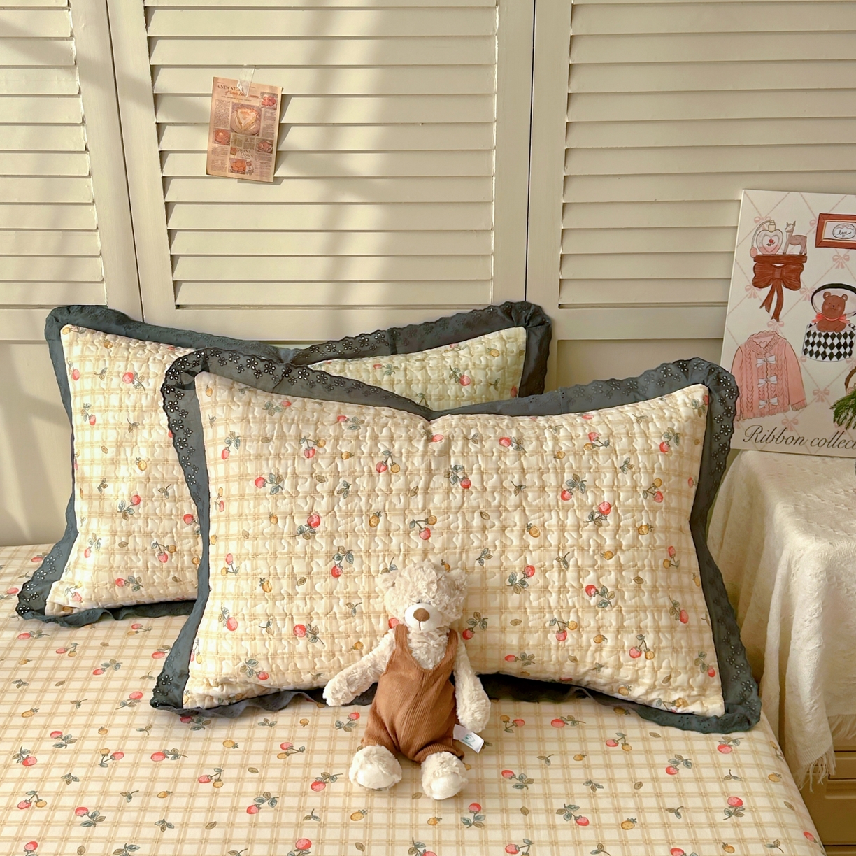 91家纺网 家纺一手货源 找家纺 百寐 2026吸汗防油全棉三层夹棉花边信封加大50*80枕套48*74/40*60枕芯 夹棉-草莓格