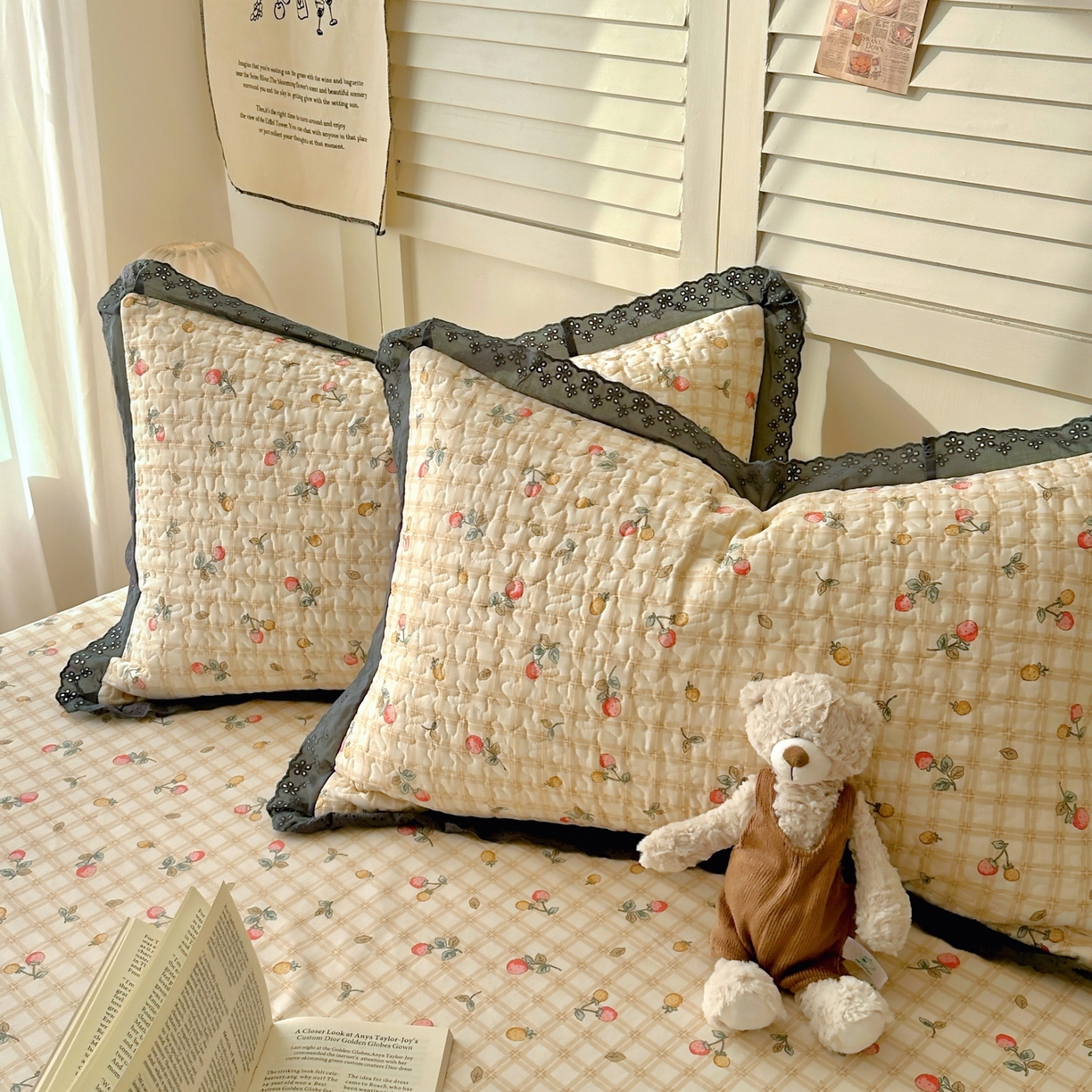 91家纺网 家纺一手货源 找家纺 百寐 2026吸汗防油全棉三层夹棉花边信封加大50*80枕套48*74/40*60枕芯 夹棉-草莓格