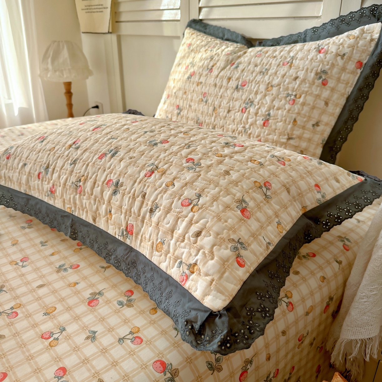 91家纺网 家纺一手货源 找家纺 百寐 2026吸汗防油全棉三层夹棉花边信封加大50*80枕套48*74/40*60枕芯 夹棉-草莓格