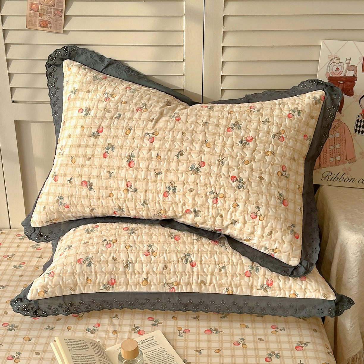 91家纺网 家纺一手货源 找家纺 百寐 2026吸汗防油全棉三层夹棉花边信封加大50*80枕套48*74/40*60枕芯 夹棉-草莓格