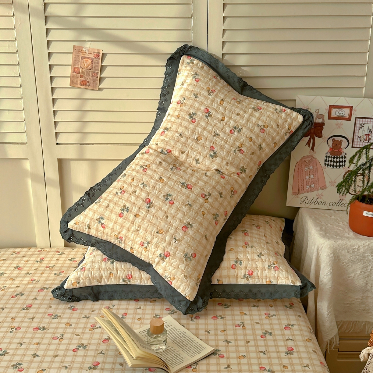 91家纺网 家纺一手货源 找家纺 百寐 2026吸汗防油全棉三层夹棉花边信封加大50*80枕套48*74/40*60枕芯 夹棉-草莓格