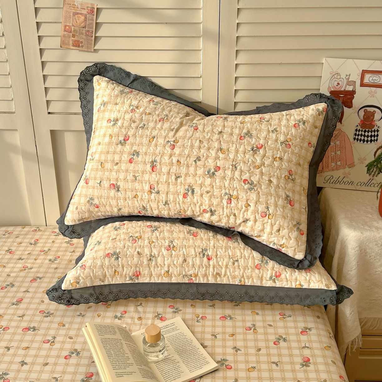 91家纺网 家纺一手货源 找家纺 百寐 2026吸汗防油全棉三层夹棉花边信封加大50*80枕套48*74/40*60枕芯 夹棉-草莓格