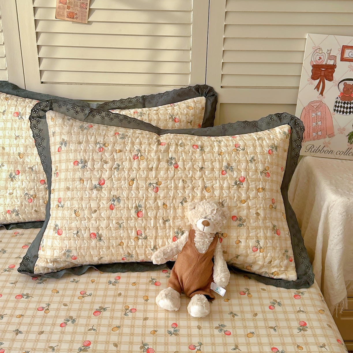 91家纺网 家纺一手货源 找家纺 百寐 2026吸汗防油全棉三层夹棉花边信封加大50*80枕套48*74/40*60枕芯 夹棉-草莓格