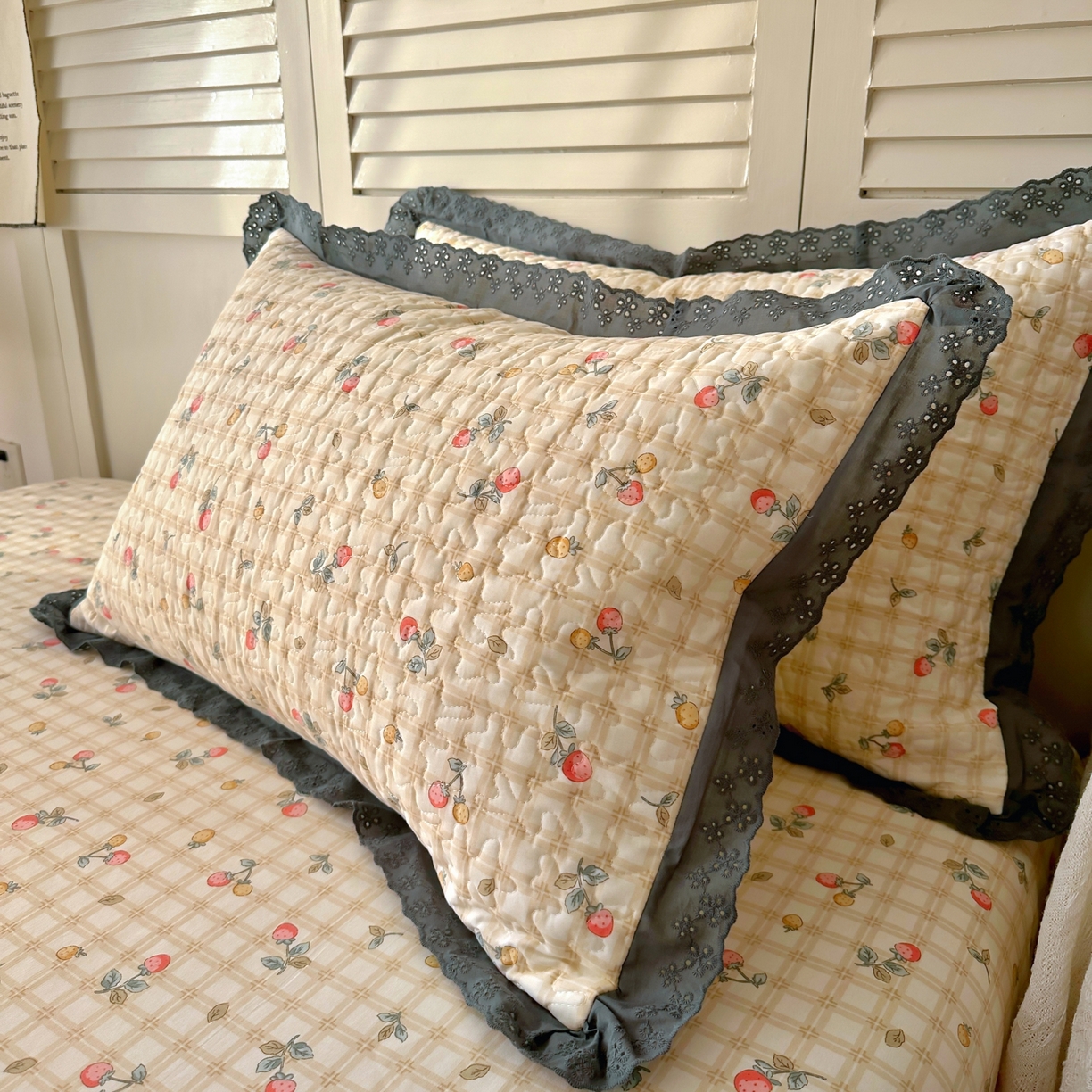 91家纺网 家纺一手货源 找家纺 百寐 2026吸汗防油全棉三层夹棉花边信封加大50*80枕套48*74/40*60枕芯 夹棉-草莓格