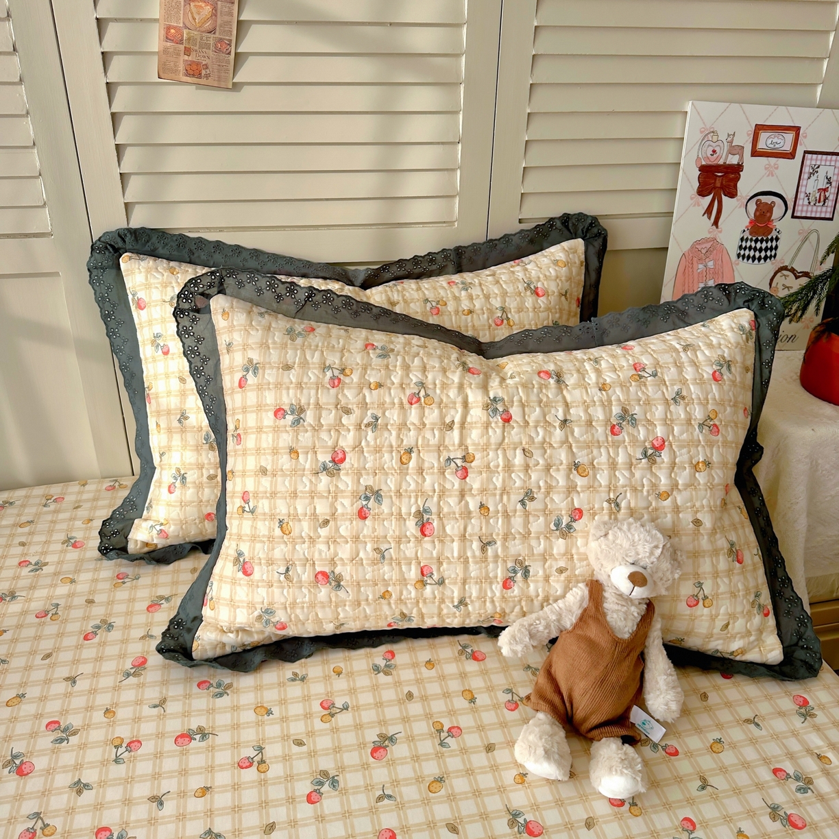 91家纺网 家纺一手货源 找家纺 百寐 2026吸汗防油全棉三层夹棉花边信封加大50*80枕套48*74/40*60枕芯 夹棉-草莓格