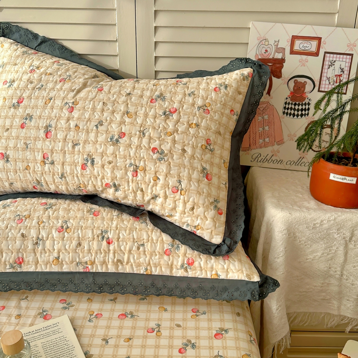 91家纺网 家纺一手货源 找家纺 百寐 2026吸汗防油全棉三层夹棉花边信封加大50*80枕套48*74/40*60枕芯 夹棉-草莓格