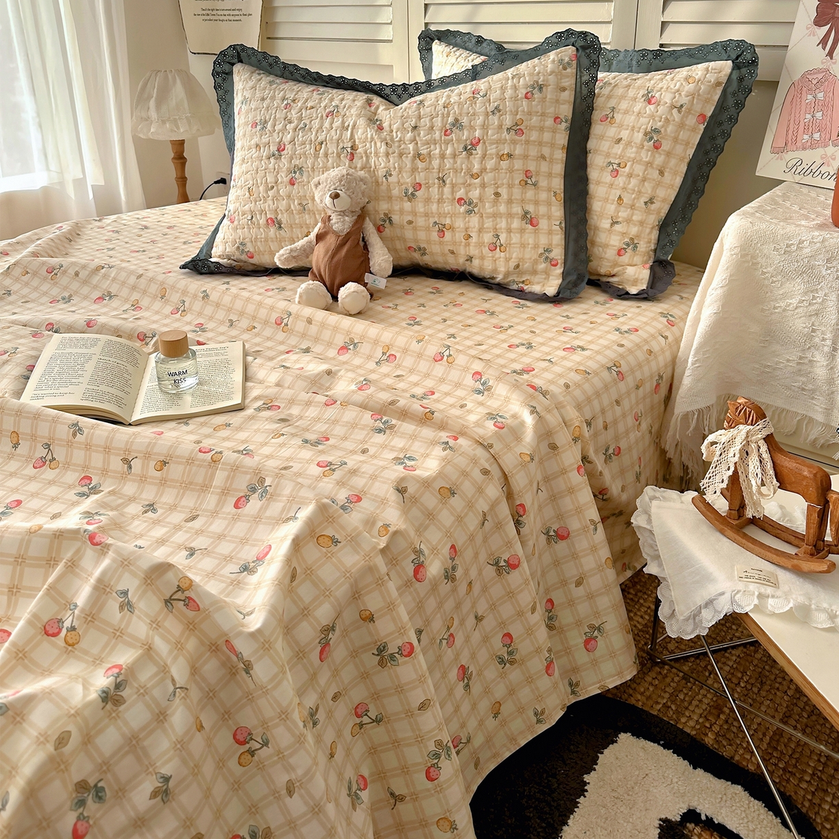 91家纺网 家纺一手货源 找家纺 百寐 2026吸汗防油全棉三层夹棉花边信封加大50*80枕套48*74/40*60枕芯 夹棉-草莓格