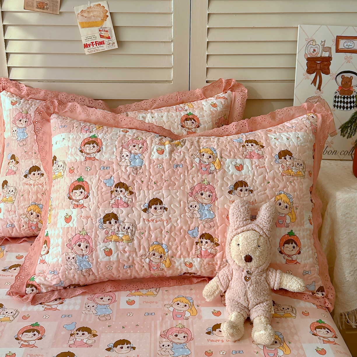 91家纺网 家纺一手货源 找家纺 百寐 2026吸汗防油全棉三层夹棉花边信封加大50*80枕套48*74/40*60枕芯 夹棉-草莓女孩