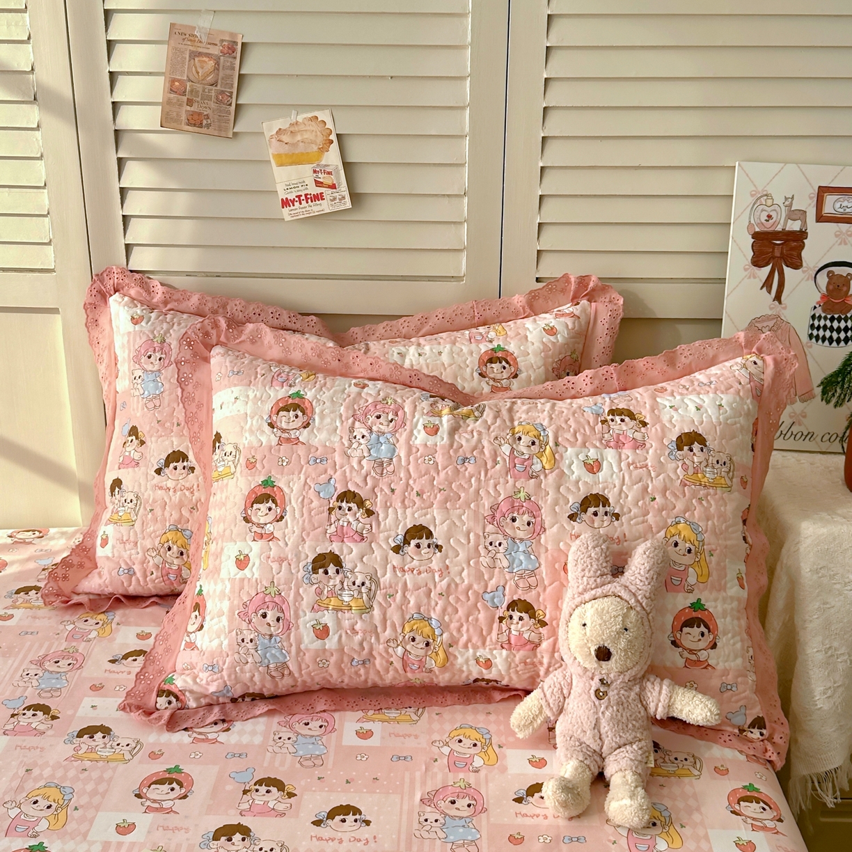 91家纺网 家纺一手货源 找家纺 百寐 2026吸汗防油全棉三层夹棉花边信封加大50*80枕套48*74/40*60枕芯 夹棉-草莓女孩