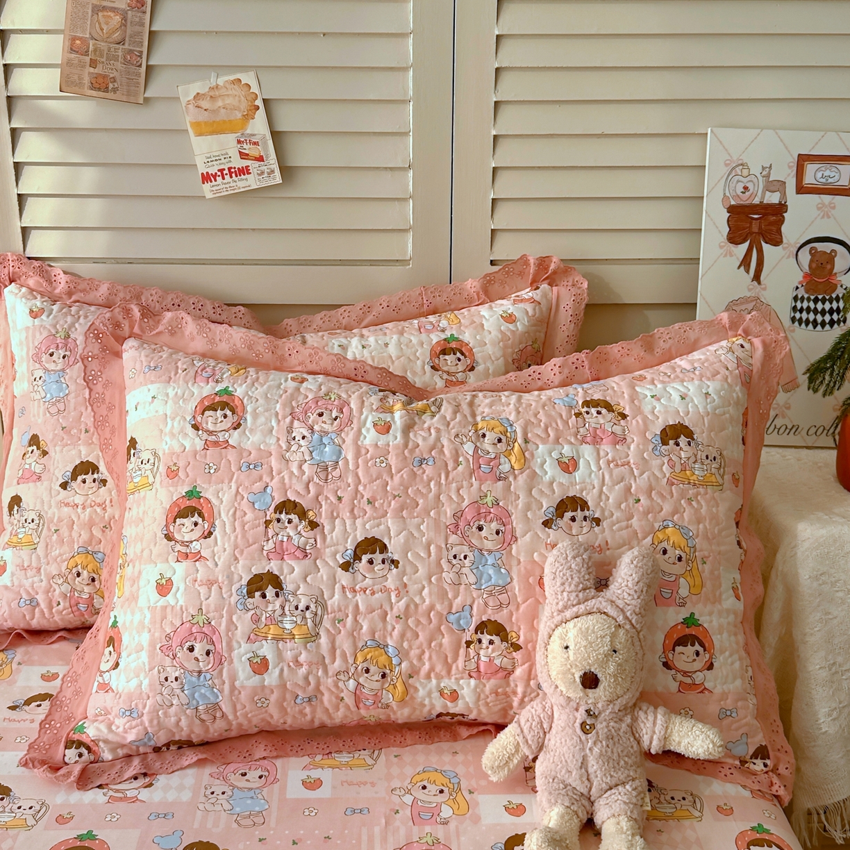 91家纺网 家纺一手货源 找家纺 百寐 2026吸汗防油全棉三层夹棉花边信封加大50*80枕套48*74/40*60枕芯 夹棉-草莓女孩