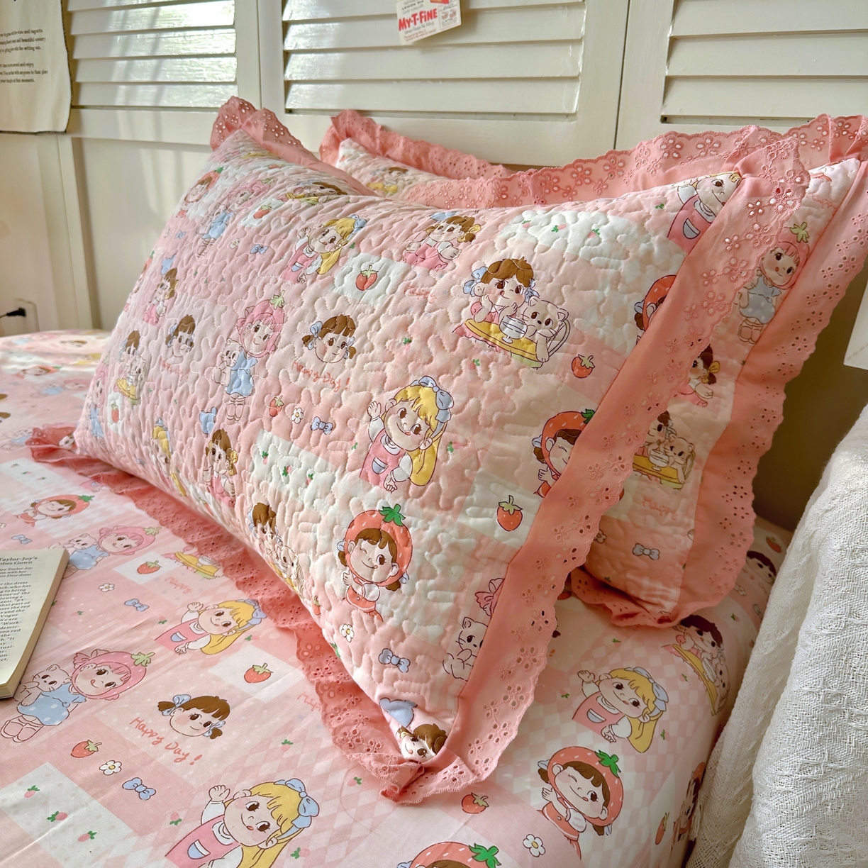 91家纺网 家纺一手货源 找家纺 百寐 2026吸汗防油全棉三层夹棉花边信封加大50*80枕套48*74/40*60枕芯 夹棉-草莓女孩