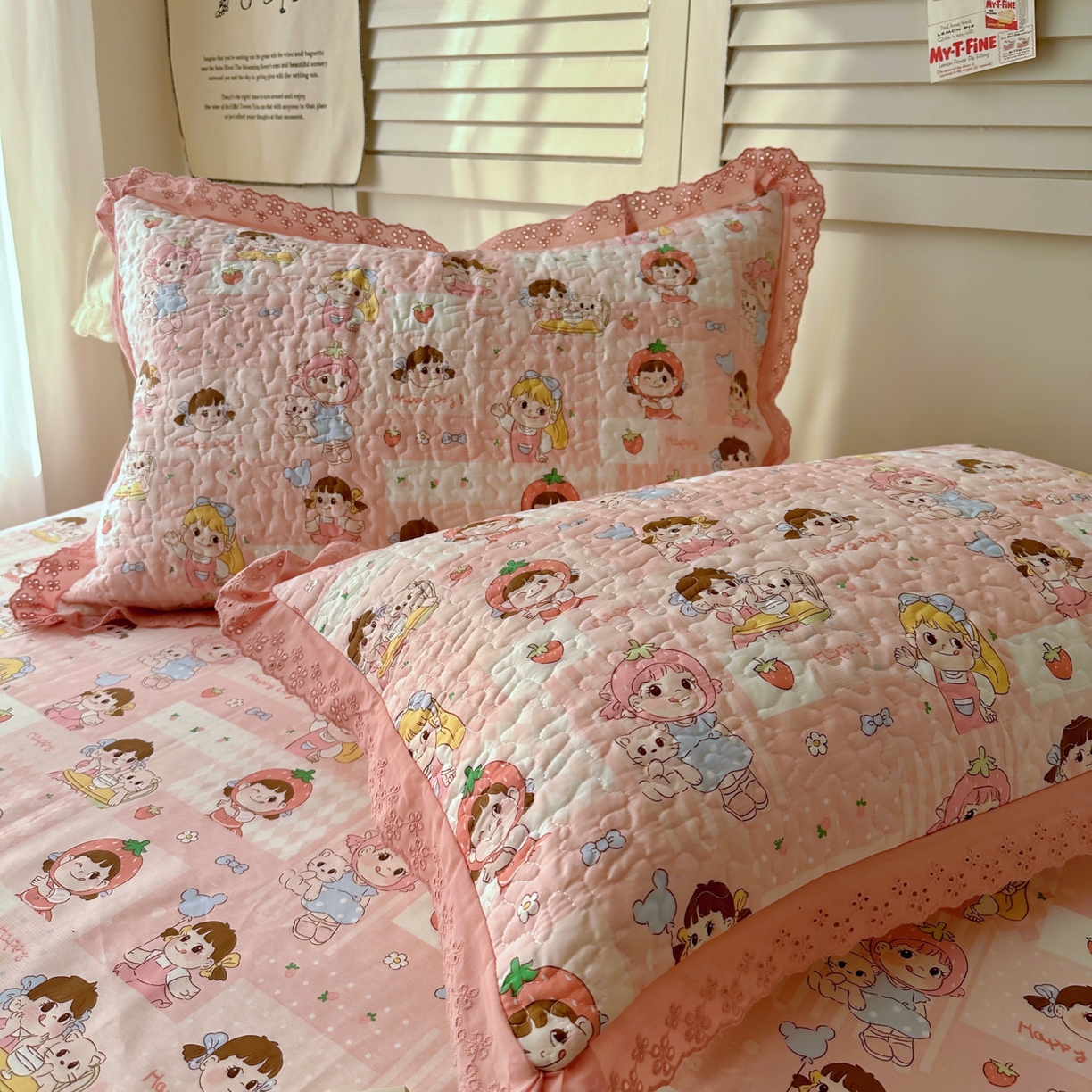 91家纺网 家纺一手货源 找家纺 百寐 2026吸汗防油全棉三层夹棉花边信封加大50*80枕套48*74/40*60枕芯 夹棉-草莓女孩