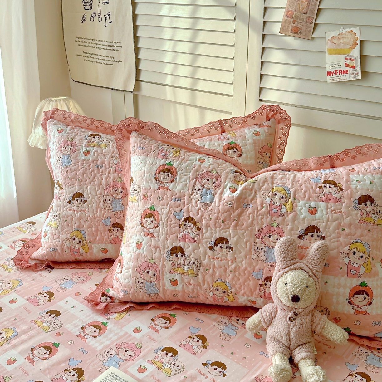 91家纺网 家纺一手货源 找家纺 百寐 2026吸汗防油全棉三层夹棉花边信封加大50*80枕套48*74/40*60枕芯 夹棉-草莓女孩