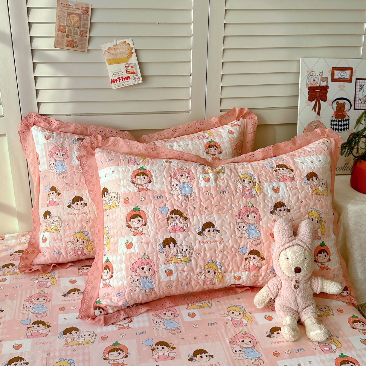 91家纺网 家纺一手货源 找家纺 百寐 2026吸汗防油全棉三层夹棉花边信封加大50*80枕套48*74/40*60枕芯 夹棉-草莓女孩