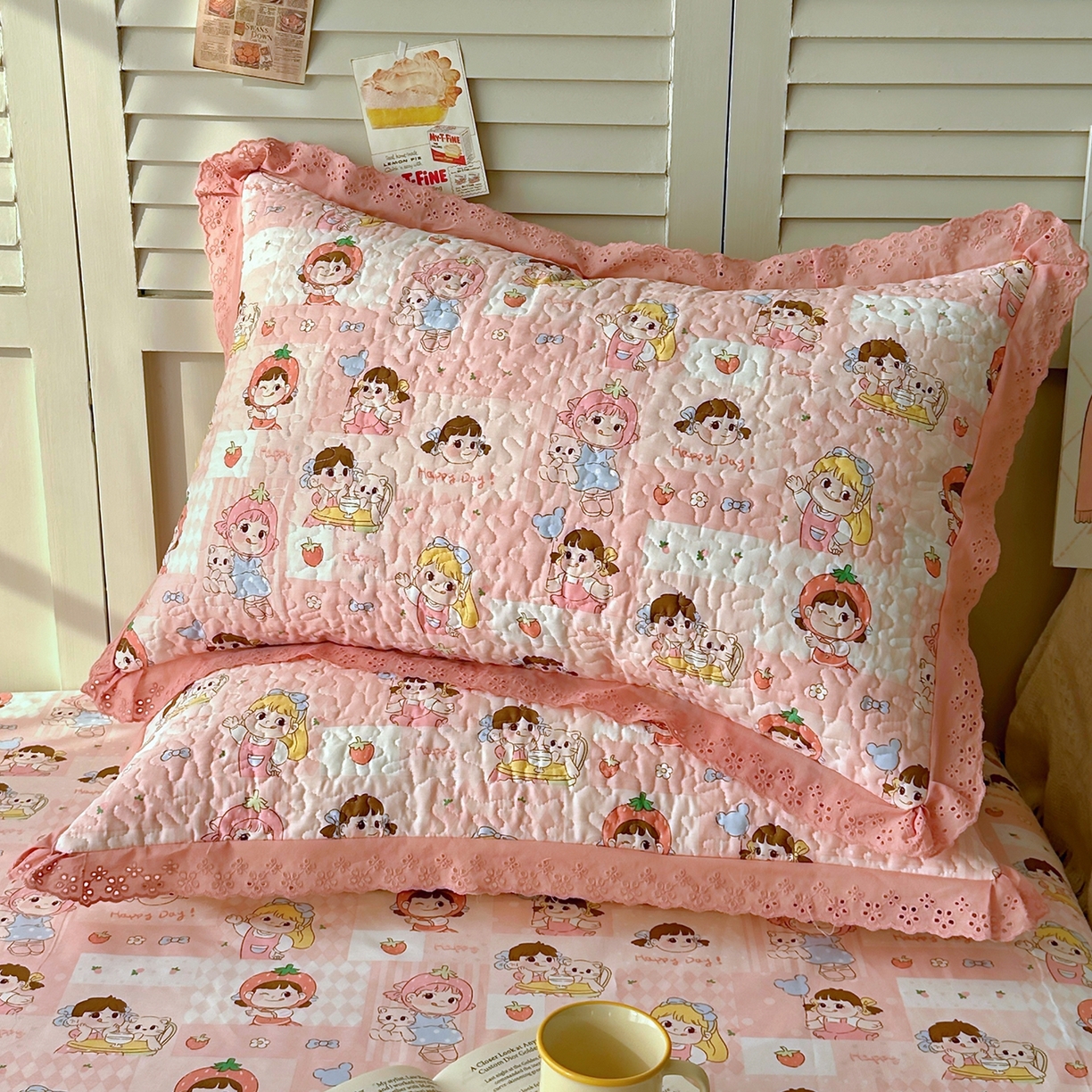 91家纺网 家纺一手货源 找家纺 百寐 2026吸汗防油全棉三层夹棉花边信封加大50*80枕套48*74/40*60枕芯 夹棉-草莓女孩