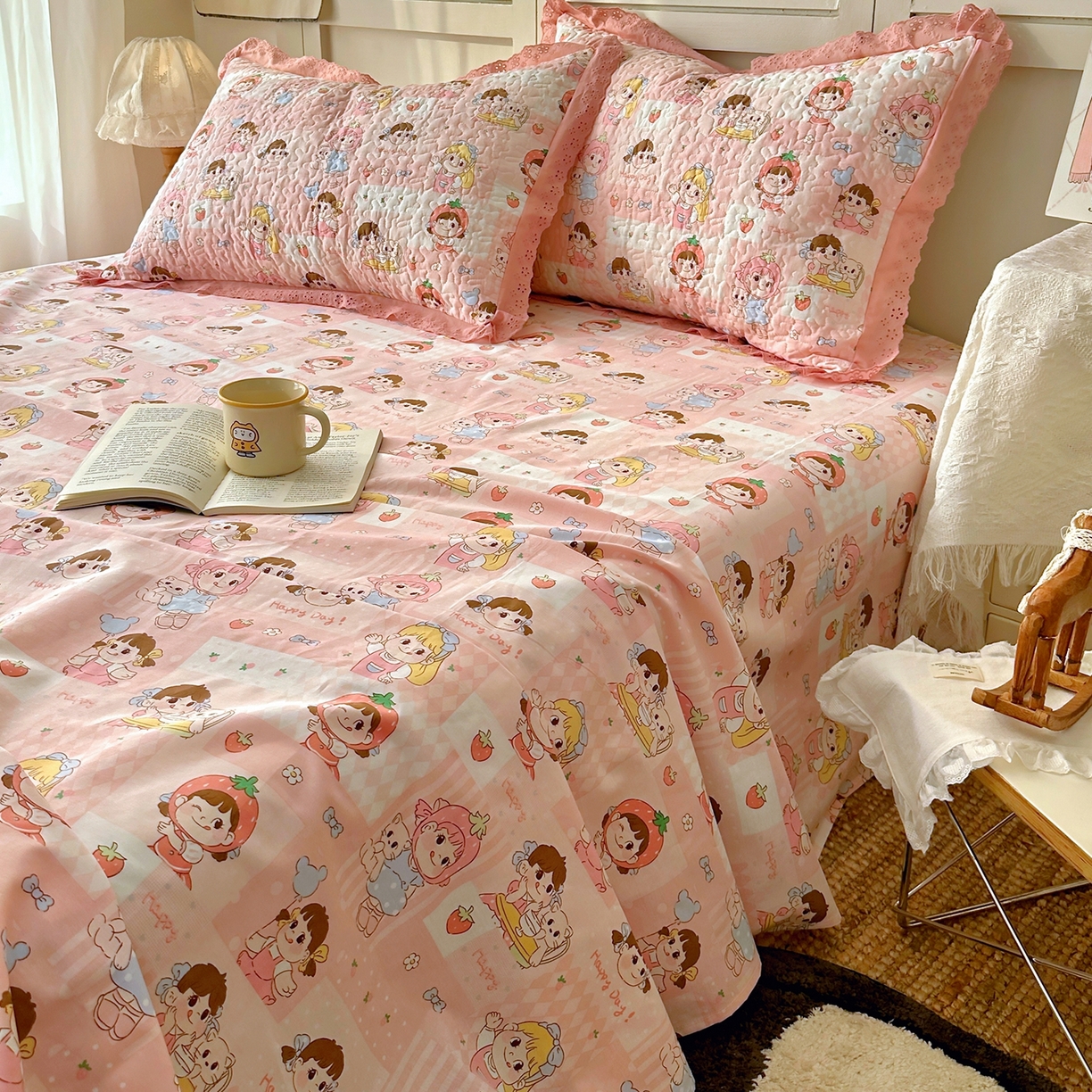 91家纺网 家纺一手货源 找家纺 百寐 2026吸汗防油全棉三层夹棉花边信封加大50*80枕套48*74/40*60枕芯 夹棉-草莓女孩